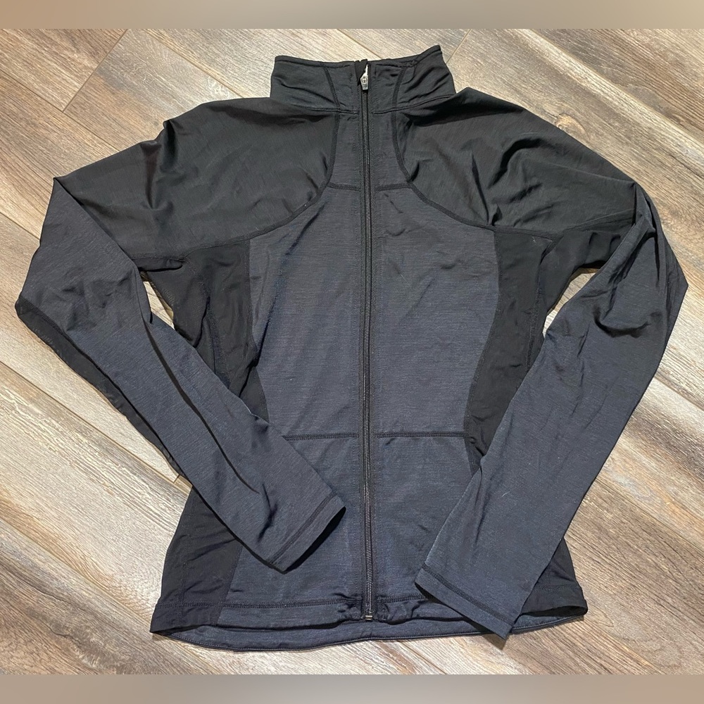 Lululemon run mesh panel jacket black colour